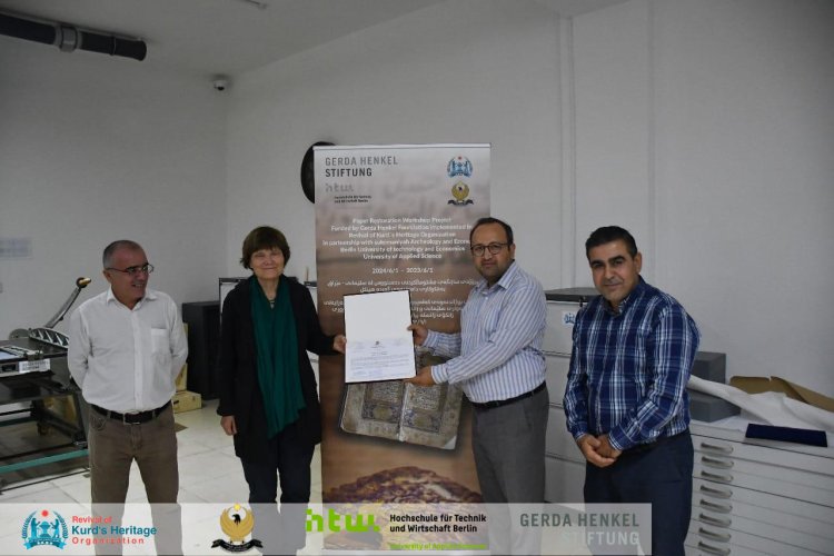 Presentation of certificates of appreciation to the staff of Gerda Henkel Stiftung by the Director of Archaeology